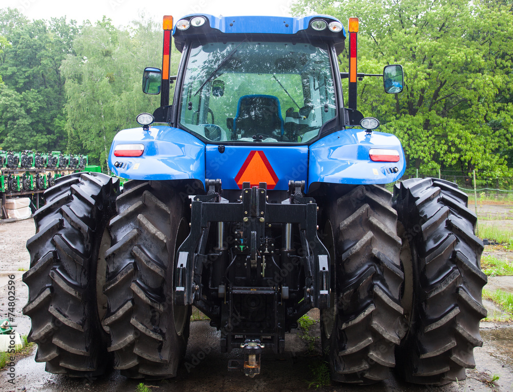 Obraz premium Rear view of the new blue tractor