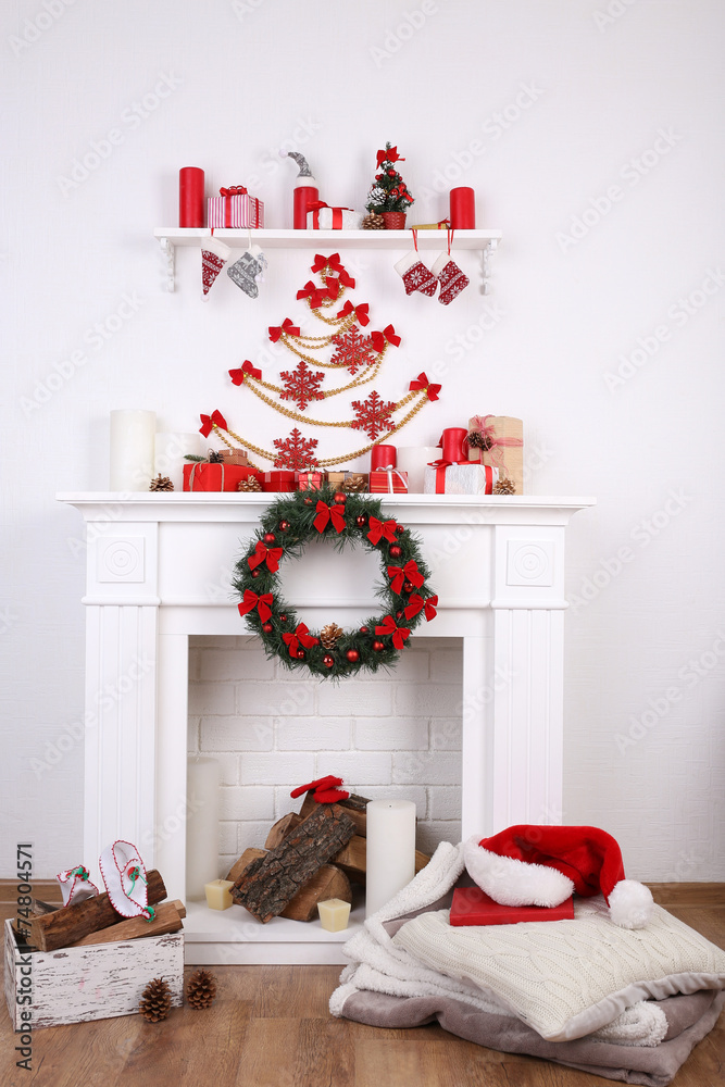 Obraz premium Fireplace with Christmas decoration and cushions
