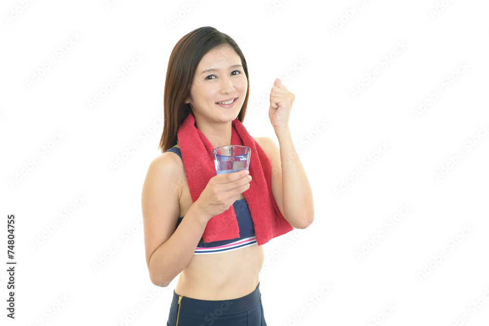 水分補給をする女性