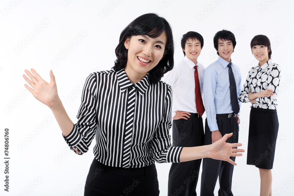 스튜디오 안의 비즈니스맨과 비즈니스 우먼