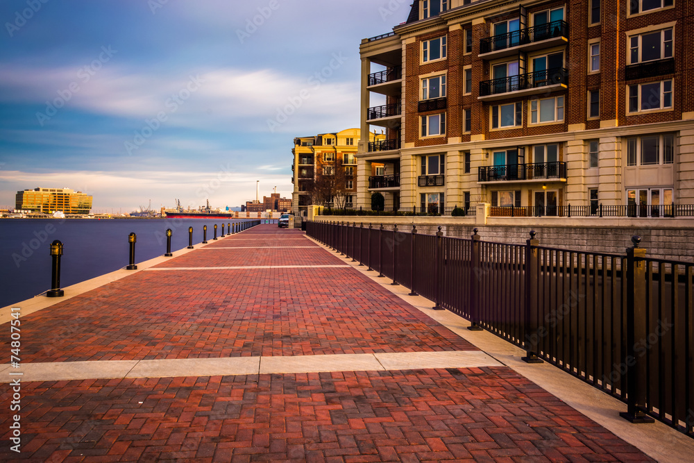 Obraz premium Long exposure of the Waterfront Promenade and condominiums in th