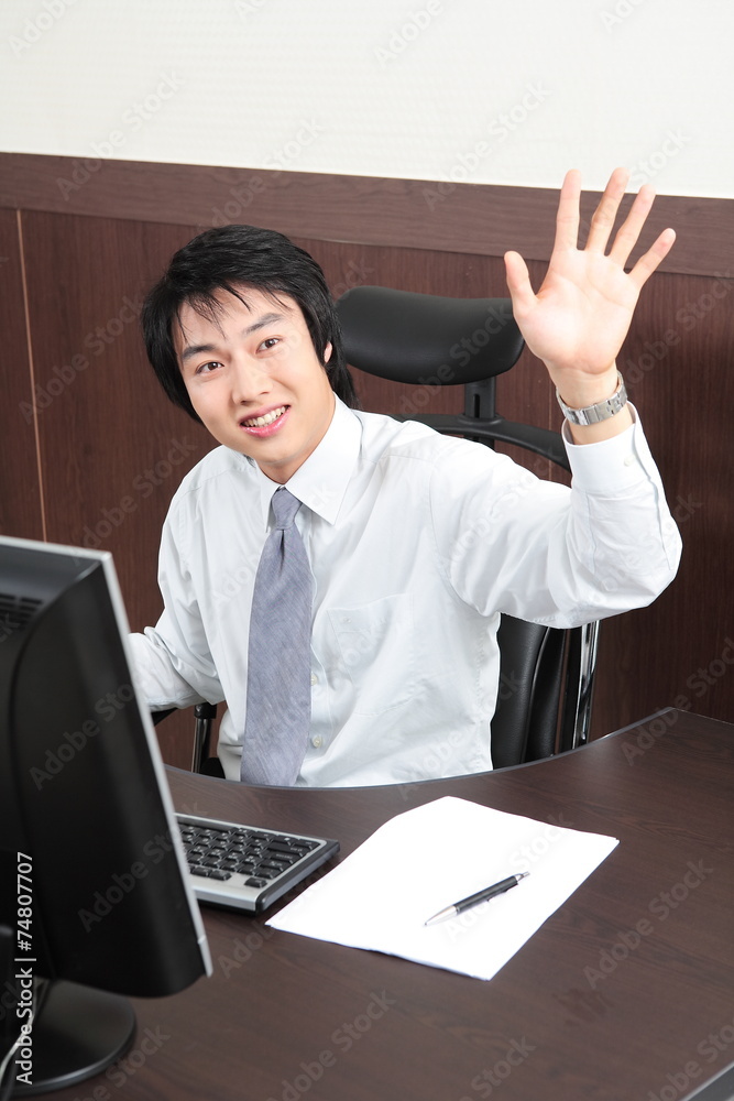 직장에서 일하는 비즈니스맨과 비즈니스 우먼 직장에서 일하는 비즈니스맨과 비즈니스 우먼