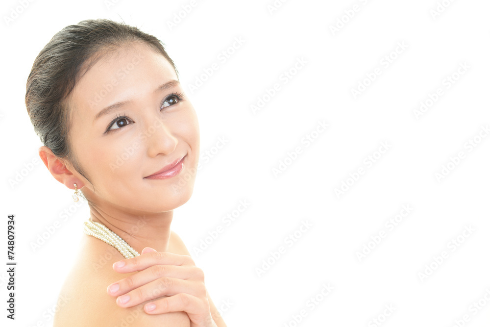 寛ぐ美しい女性