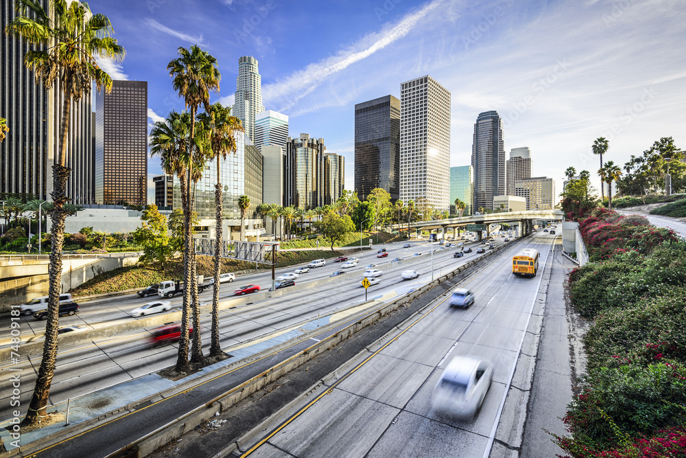 Naklejka premium Los Angeles, Kalifornia Skyline nad autostradą