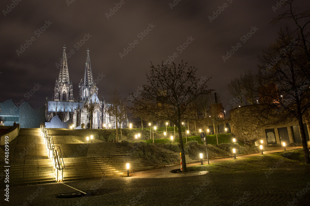 cologne cathedral at night