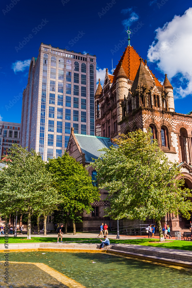 Fototapeta premium Pool of water and Trinity Church, at Copley Square in Boston, Ma