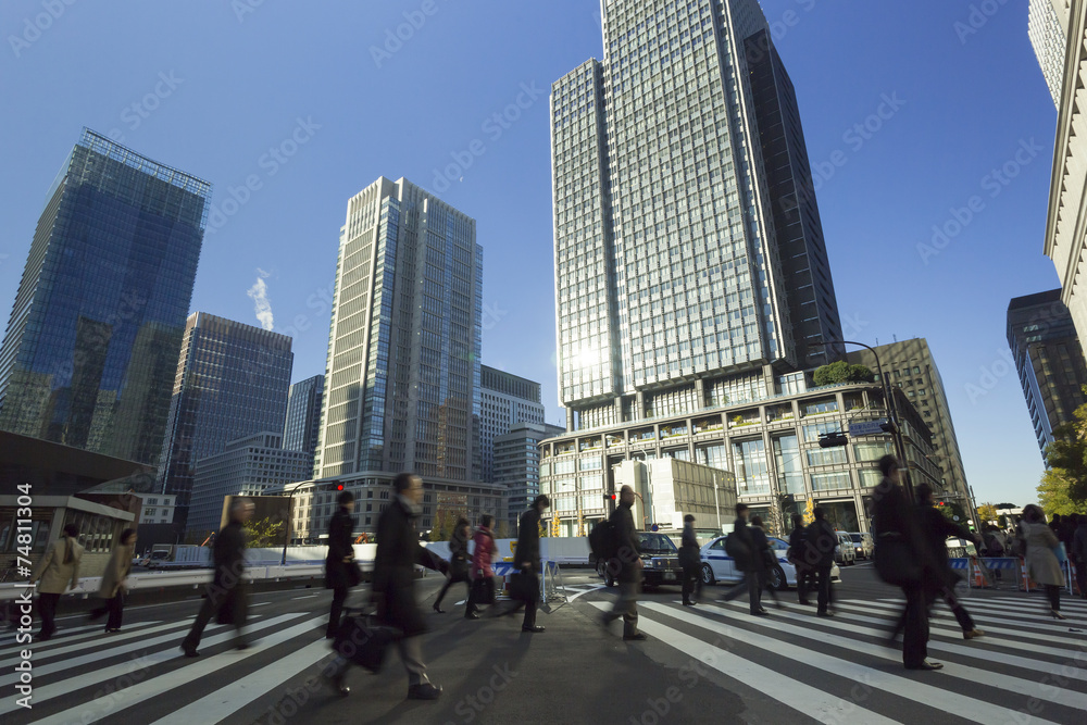 東京駅前　丸ノ内　朝の通勤風景　スローシャッター