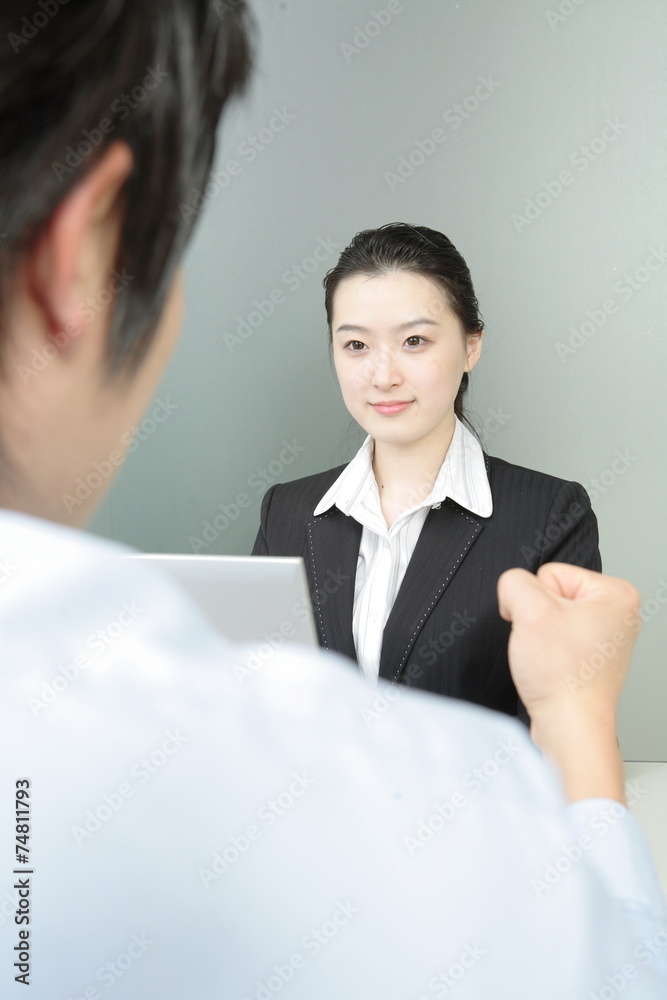 사무실에서 일하는 비즈니스맨과 비즈니스 우먼 사무실에서 일하는 비즈니스맨과 비즈니스 우먼