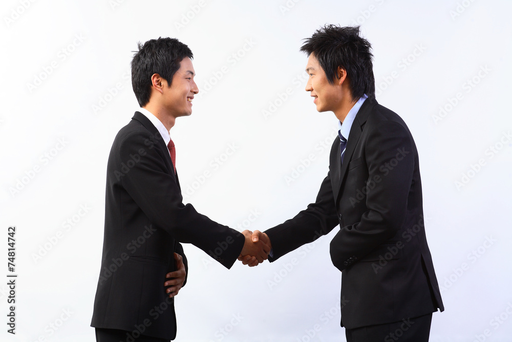 악수하고 있는 두 명의 비즈니스맨 악수하고 있는 두 명의 비즈니스맨