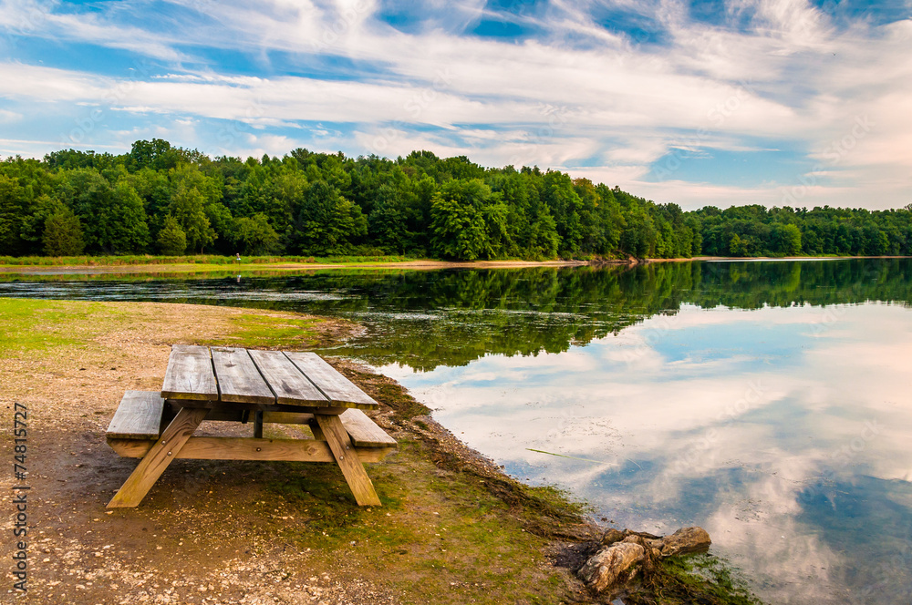 Obraz premium Bench on the shore of Lake Marburg, at Codorus State Park, Penns