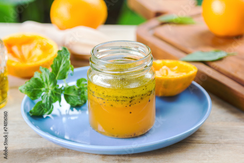 Foto Orange salad dressing with poppy seed