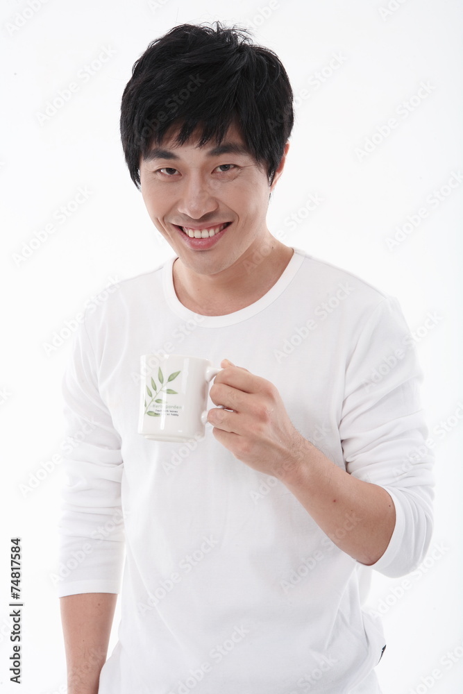 컵을 들고 있는 남자