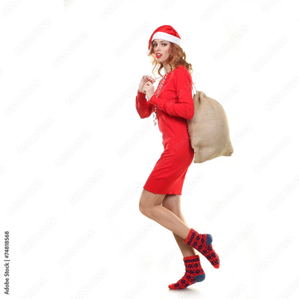 Obraz premium christmas, concept- smiling woman in santa hat with gift box. 