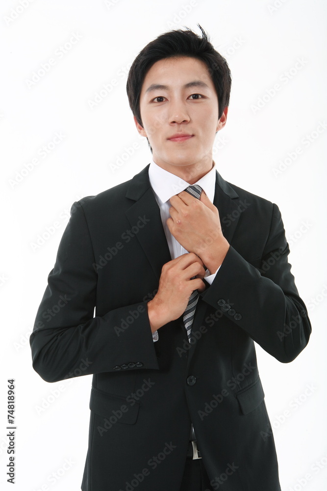 흰 배경 스튜디오에서 제스처를 취하는 젊은 비즈니스맨