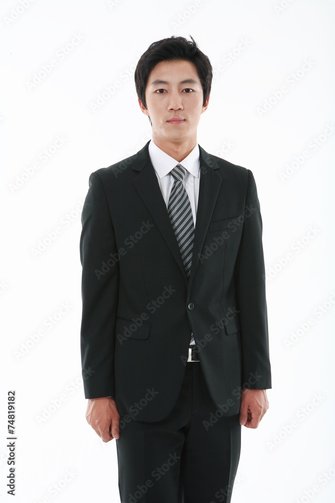 카메라를 보는 검은 정장의 남자