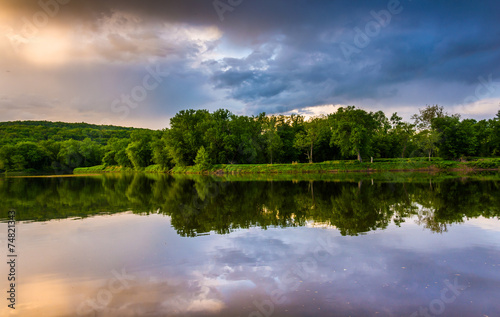 Fototapeta Naklejka Na Ścianę i Meble -  Evening reflections in the Delaware River, at Delaware Water Gap