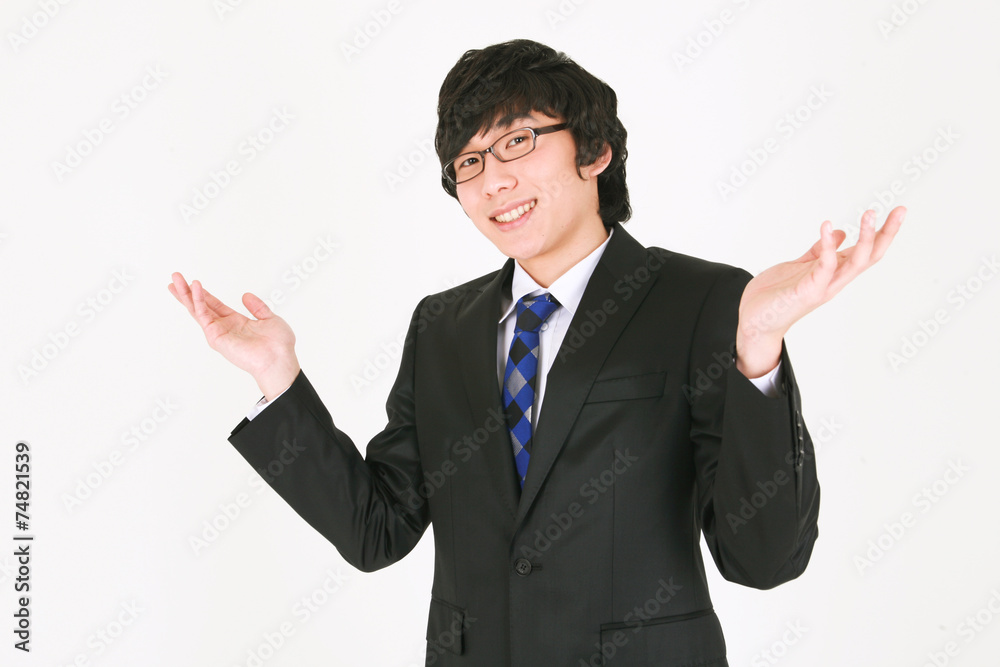 검은 정장을 입고 제스처를 취하는 비즈니스맨 검은 정장을 입고 제스처를 취하는 비즈니스맨