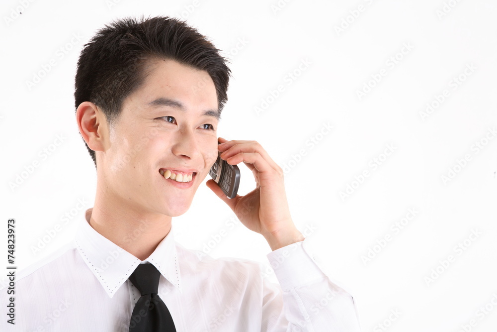 핸드폰으로 전화하고 있는 비즈니스맨 핸드폰으로 전화하고 있는 비즈니스맨