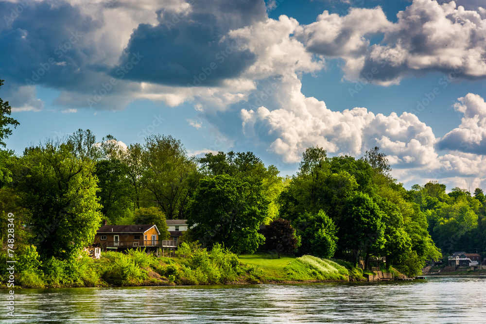 Obraz premium House along the Delaware River, seen from near Easton, Pennsylva