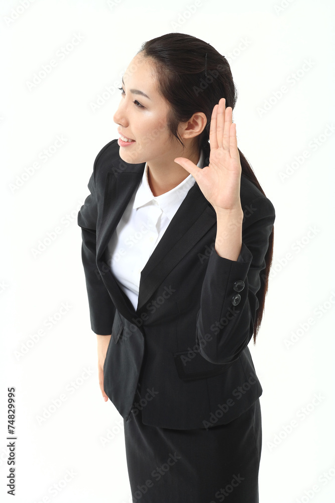 스튜디오 안에서 제스처 취하고 있는 비즈니스 우먼