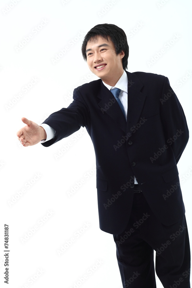 악수를 하려고 손을 내민 비즈니스맨
