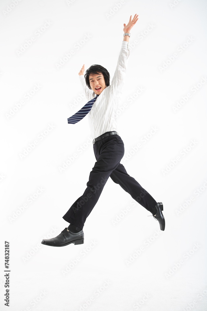 Fototapeta premium 팔 벌린 채 점프하는 비즈니스맨