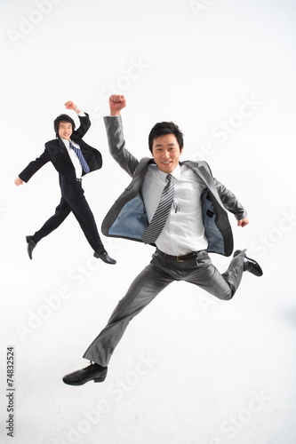 스튜디오에서 점프를 하는 두 명의 비즈니스맨