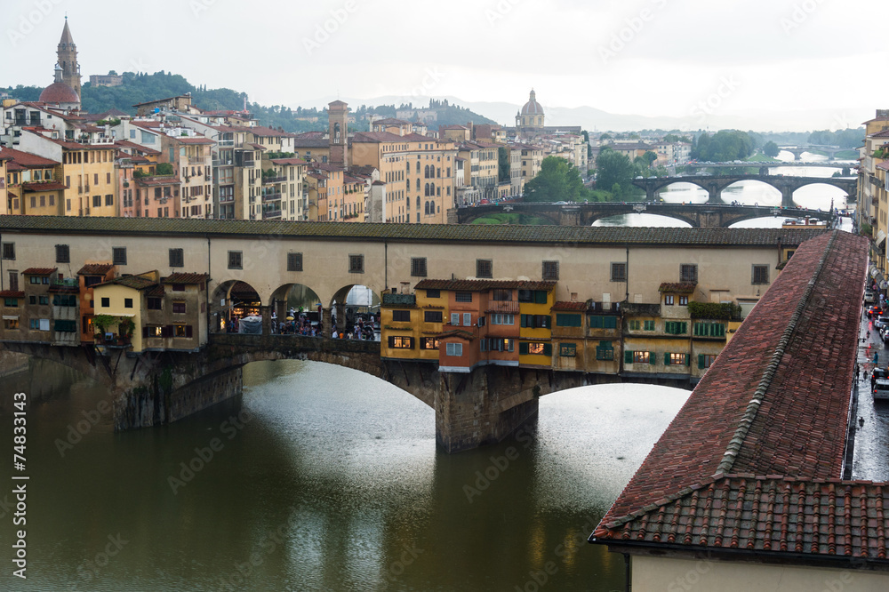 Obraz premium View of Gold (Ponte Vecchio) Bridge in Florence, Italy