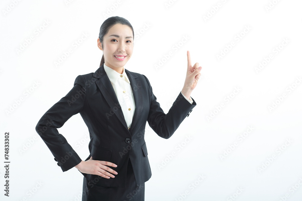 검은 정장을 입고 제스처를 취하는 비즈니스 여성 검은 정장을 입고 제스처를 취하는 비즈니스 여성