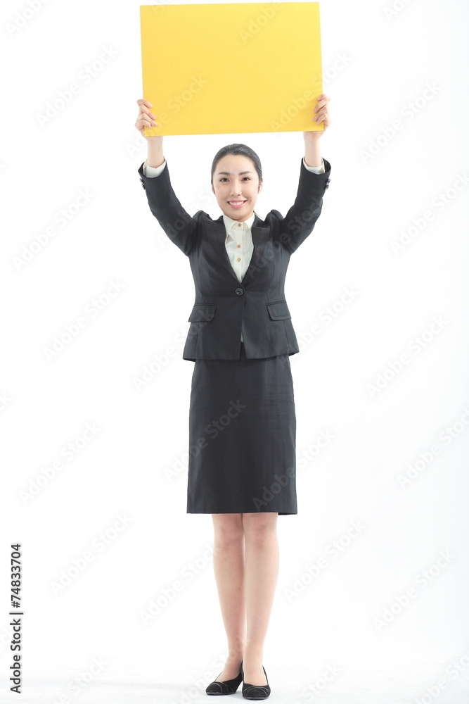 빈 보드를 들고 있는 비즈니스 여성