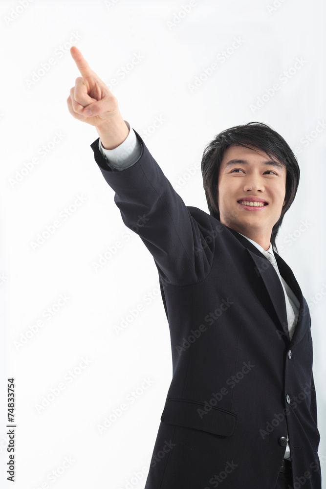 손가락으로 가리키며 보여주는 아시안 비즈니스맨 손가락으로 가리키며 보여주는 아시안 비즈니스맨
