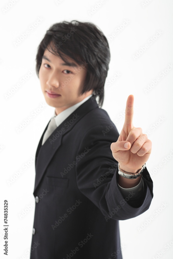 검지 손가락으로 가리키는 아시안 남성