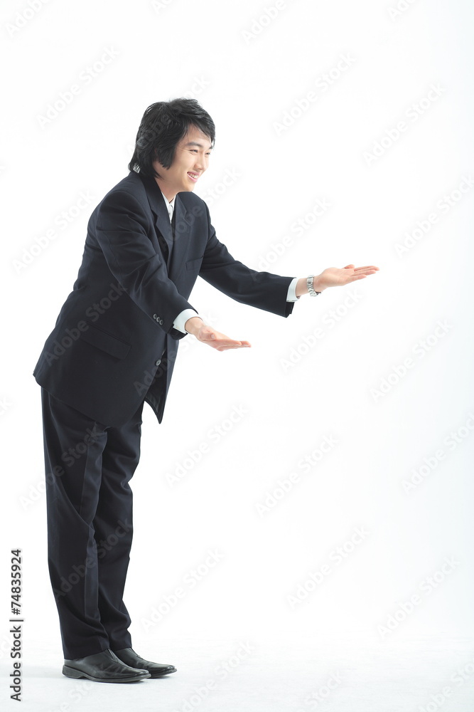 상품을 보여주는 비즈니스맨 상품을 보여주는 비즈니스맨