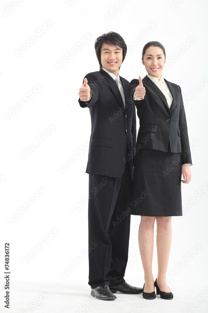 엄지를 세우고 미소 짓는 비즈니스 여성과 남성 엄지를 세우고 미소 짓는 비즈니스 여성과 남성