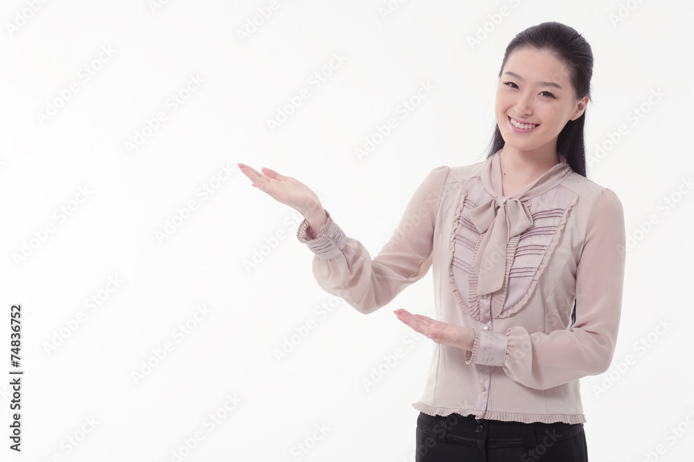서서 보여주고 안내하는 아시안 비즈니스 여성 서서 보여주고 안내하는 아시안 비즈니스 여성