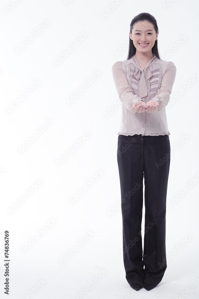 두 손을 모아 앞으로 내밀고 있는 여성 두 손을 모아 앞으로 내밀고 있는 여성
