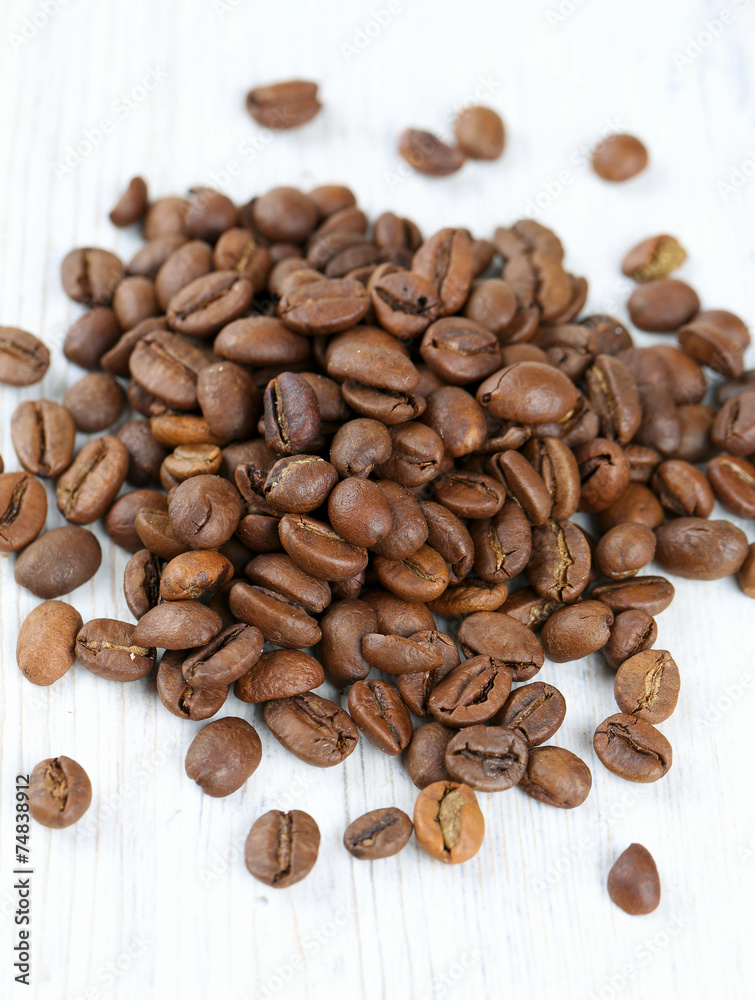 Naklejka premium coffee beans on wooden surface