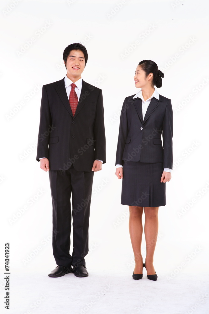 서서 제스처를 취하는 아시안 비즈니스 남성과 여성 서서 제스처를 취하는 아시안 비즈니스 남성과 여성