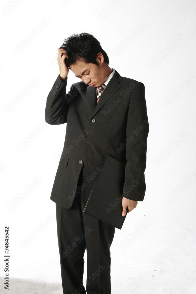 서서 제스처 취하는 아시안 비즈니스맨