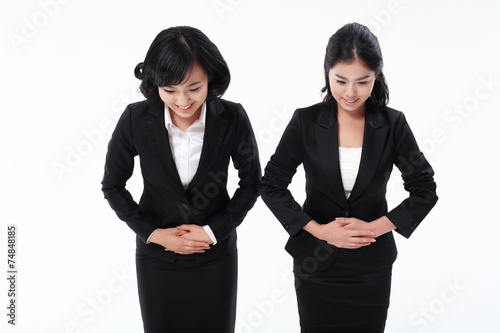 서서 제스처를 취하는 두 명의 아시안 비즈니스 여성