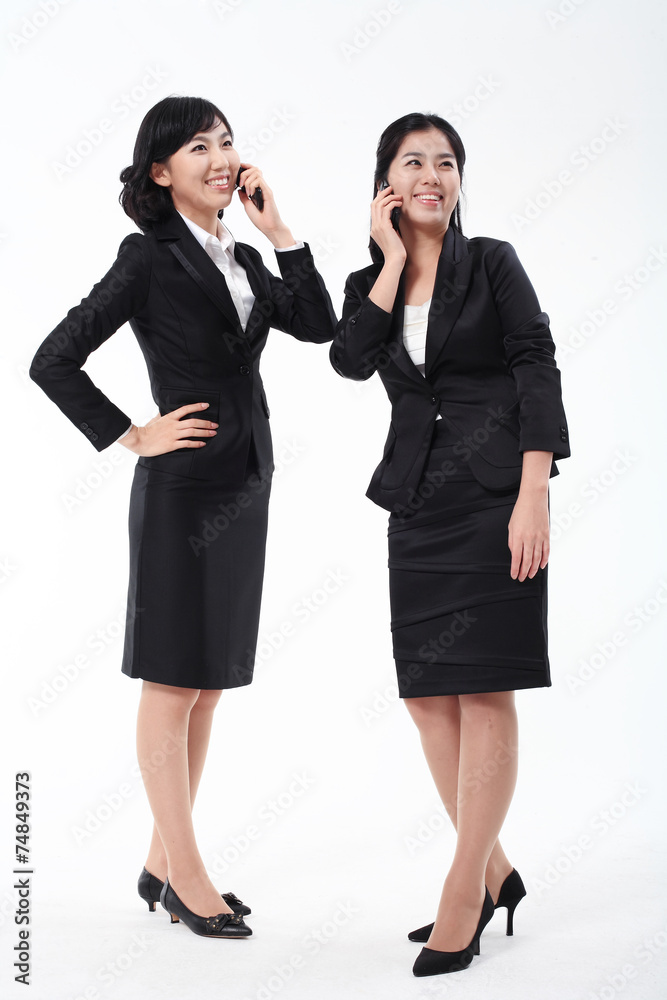 서서 제스처를 취하는 두 명의 아시안 비즈니스 여성 서서 제스처를 취하는 두 명의 아시안 비즈니스 여성