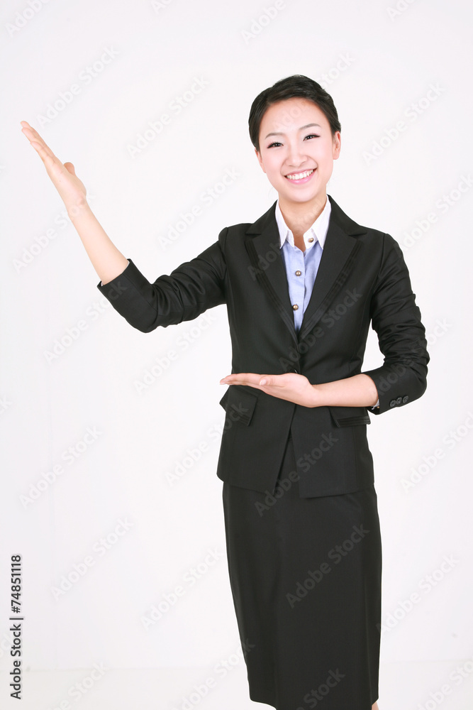 서서 제스처를 취하는 두 명의 아시안 비즈니스 여성 서서 제스처를 취하는 두 명의 아시안 비즈니스 여성