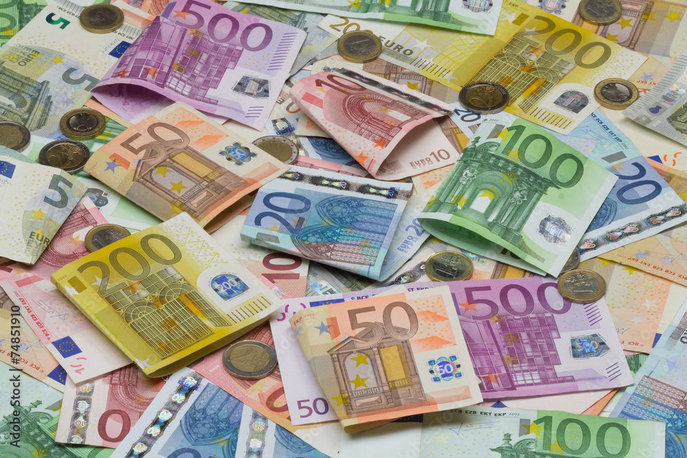 verschiedene Euro Geldscheine mit Münzen verschiedene Euro Geldscheine mit Münzen
