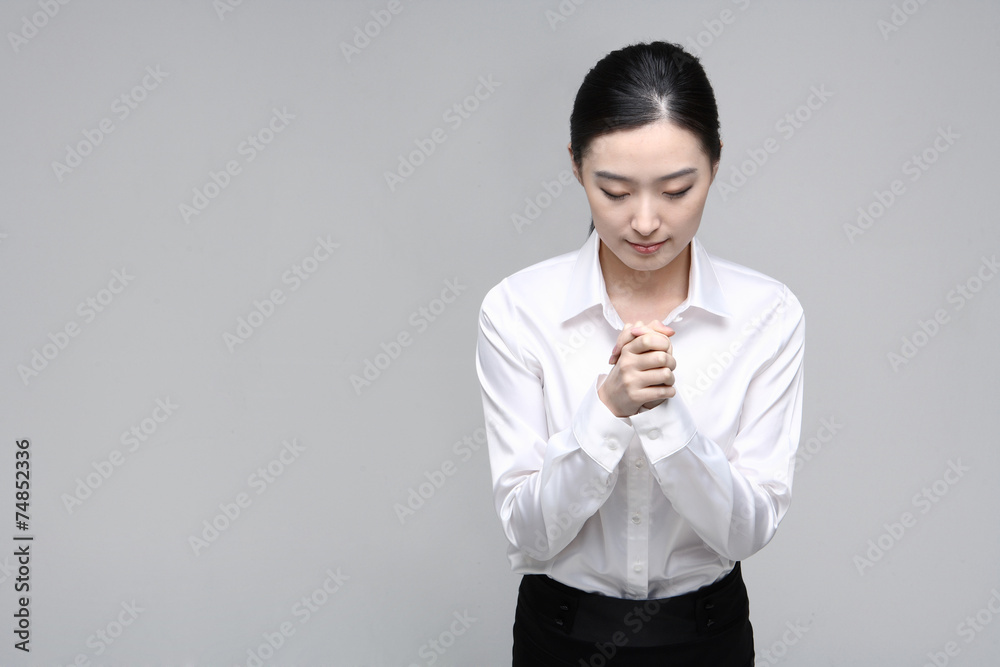 서서 제스처를 취하는 아시안 비즈니스 우먼