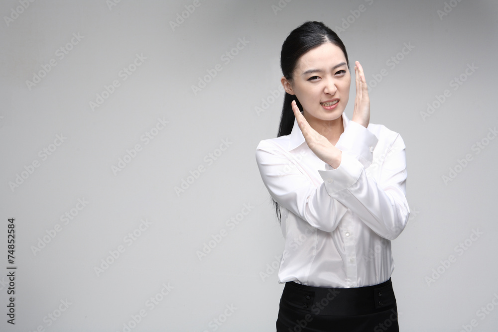 서서 제스처를 취하는 아시안 비즈니스 우먼 서서 제스처를 취하는 아시안 비즈니스 우먼