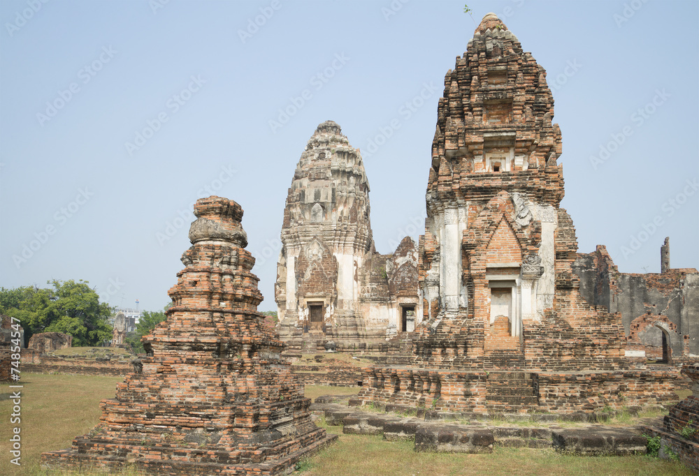 Пранги храма Ват Пхра Сри Ратана Махатхат в Лопбури. Таиланд