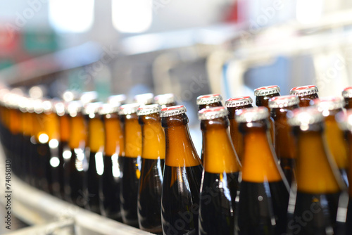 Fliessband in einer Brauerei    bottles in brewery