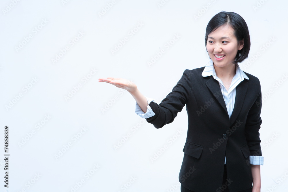 서서 제스처를 취하는 아시안 비즈니스 우먼