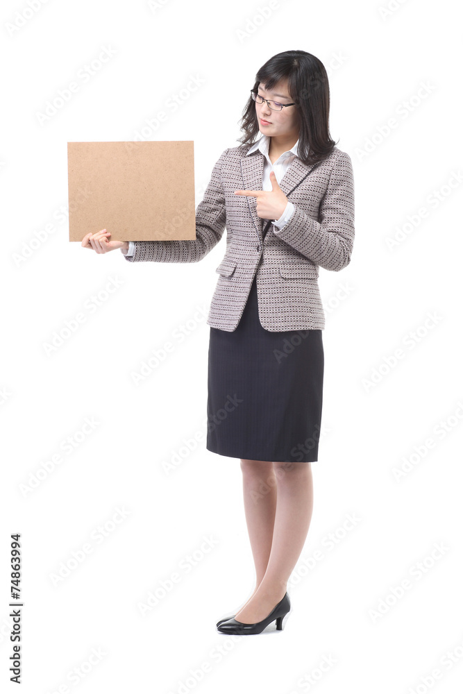 보드를 들고 서 있는 아시안 비즈니스 여성 보드를 들고 서 있는 아시안 비즈니스 여성