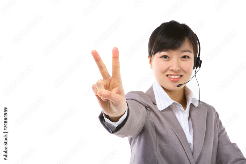 서서 제스처를 취하는 전화 고객센터 컨설턴트 서서 제스처를 취하는 전화 고객센터 컨설턴트